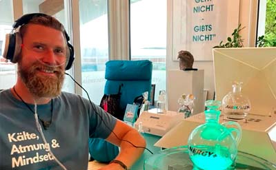 Biohacker Anwender liebt indoor Waldbaden, Spirovitalisierung bzw. Singulettsauerstoff-Energie-Therapie von Airnergy Biohacker Anwender liebt indoor Waldbaden, Atmen von Airnergy